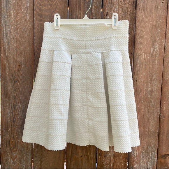 H&M Women’s White Textured Flare Skater Mini Skirt Pull On Size Small - Picture 8 of 11